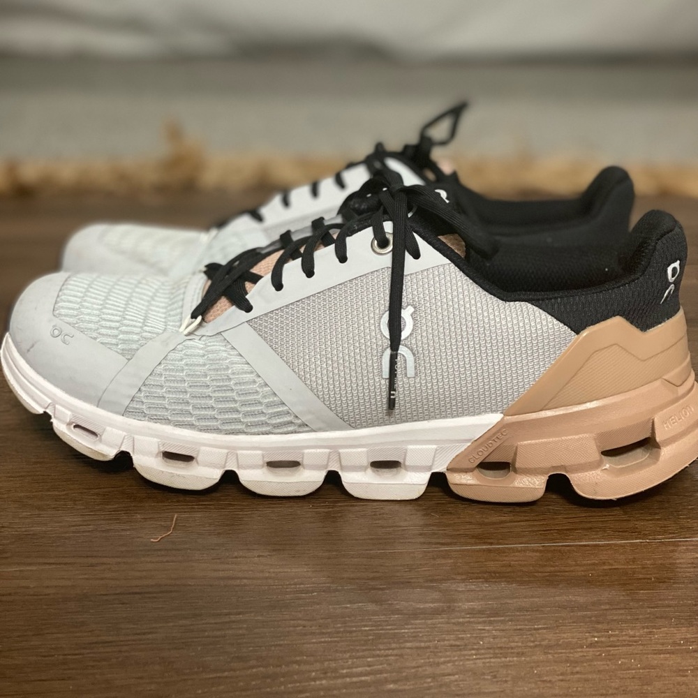 Cloud flyer 2.0 Running shoe.